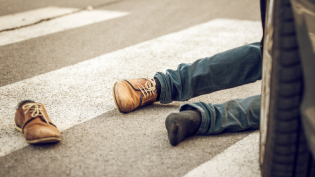 Parte del cuerpo quedó tendido debajo de un vehículo negro involucrado