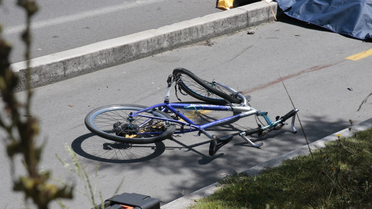 la bicicleta quedó dañada sobre la calzada