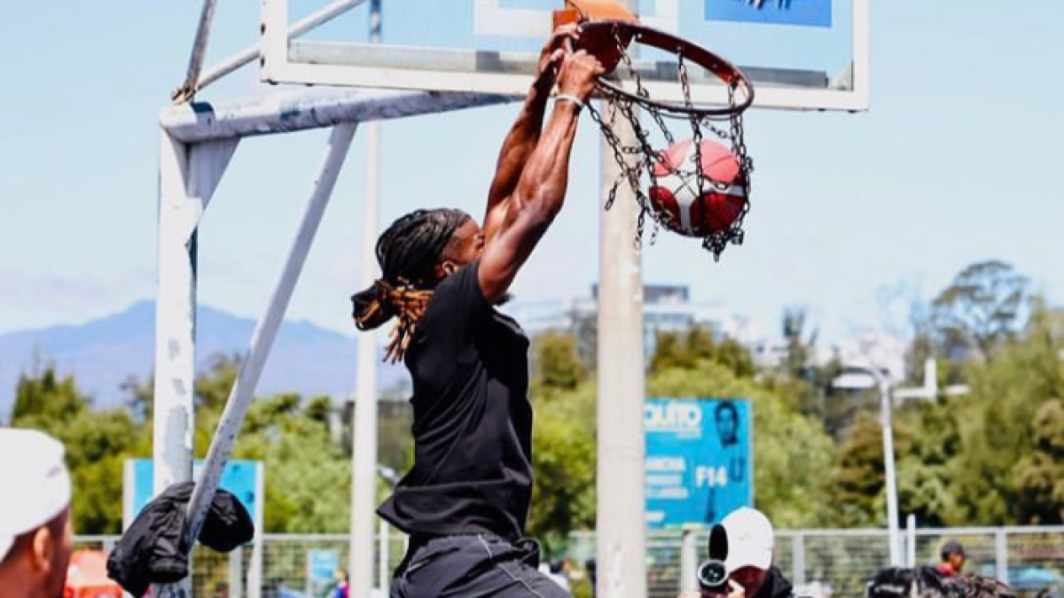 Jimmy Buttler jugó en el parque La Carolina de Quito