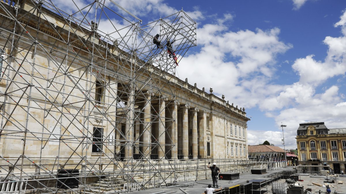 Personas trabajan en el montaje de las tarimas para la ceremonia de investidura presidencial de Gustavo Petro