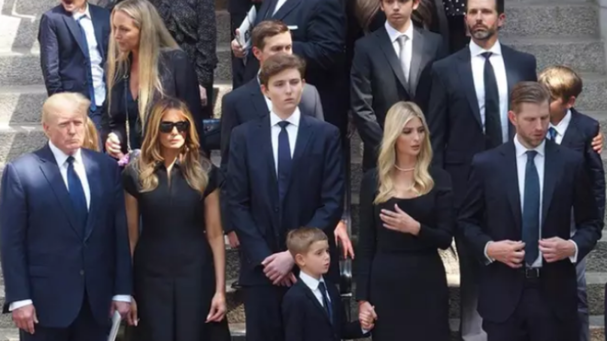 El expresidente de Estados Unidos Donald Trump durante el entierro de su primera esposa, Ivana Trump