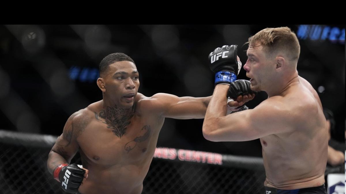 Instantes en que el tricolor daba castigo a Fugitt, luego de los cual fue declarado como vencedor tras el nocaut en el tercer asalto.