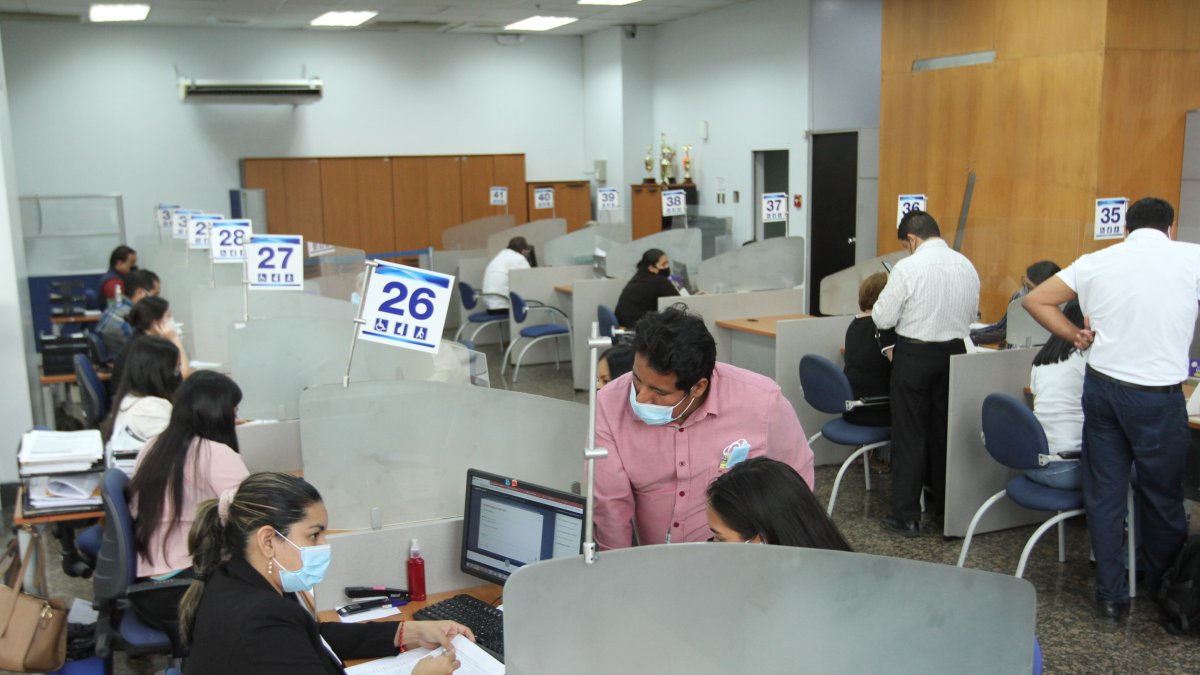Servicio al cliente en la sede del Servicio de Rentas Internas (SRI)de Guayaquil.