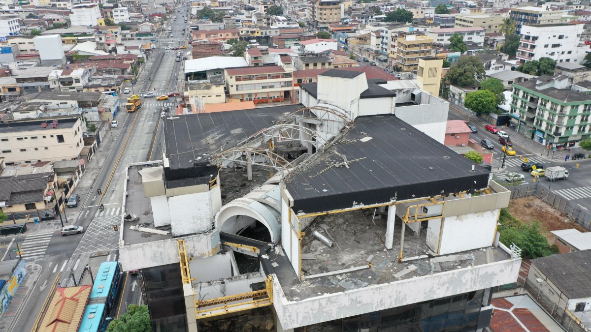 El ‘Infierno’. Así denominan al edificio de 7 pisos que fue parte de la Función Judicial del Guayas y luego pasó a manos de Inmobiliar, ahora deteriorado y saqueado.