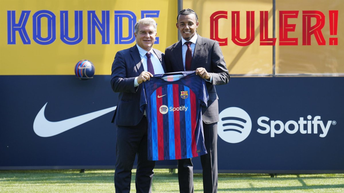 El presidente del FC Barcelona, Joan Laporta, durante le presentación hoy del nuevo jugador Jules Koundé