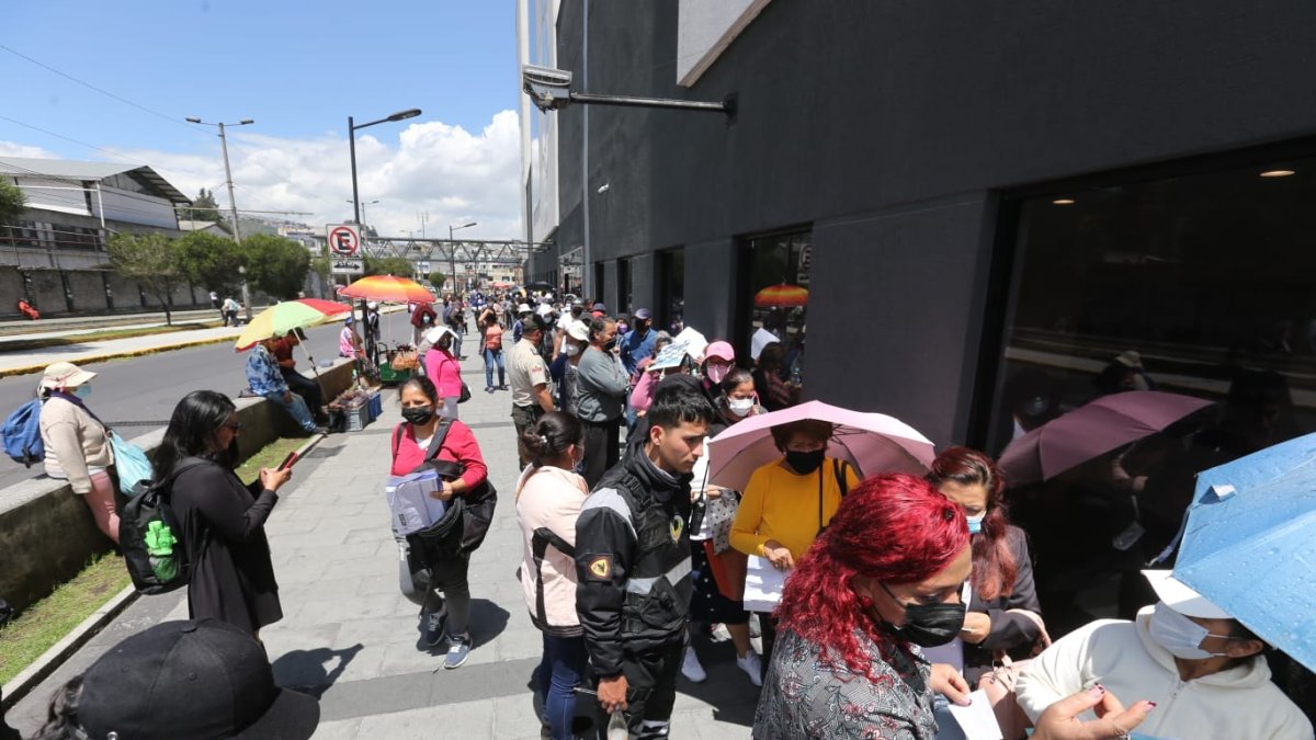 Extensas filas de afiliados del IESS por acceder a un turno para atención médica, en las afueras del Hospital Quito Sur