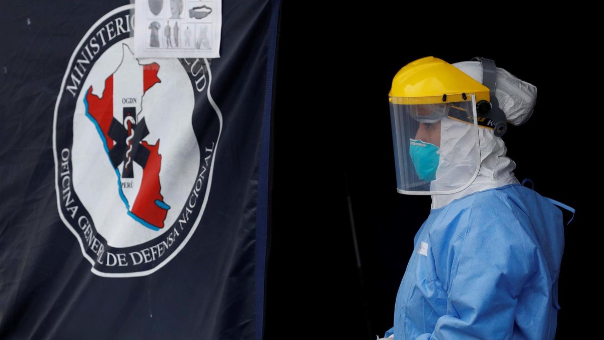 Personal médico recibe a pacientes en el hospital de emergencias Casimiro Ulloa en Lima, en una fotografía de archivo.