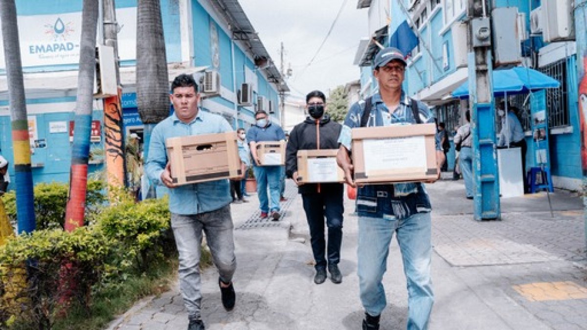 Documentos. En siete cajas se entregaron las copias de los contratos inmersos para el millonario préstamo.