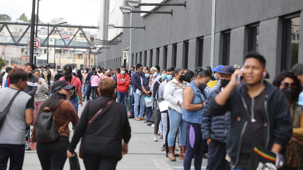Filas a espera de atención en el Hospital IESS Quito Sur.