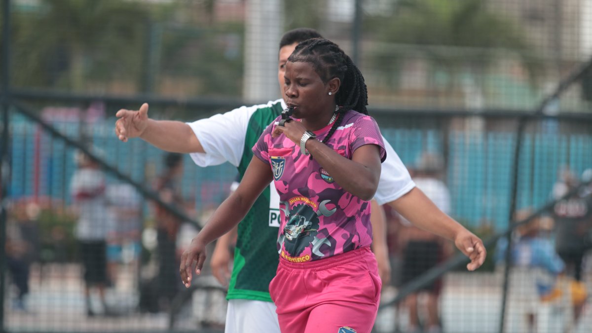 Mónica Quinteros, de mundialista con la Tri, a árbitra barrial.