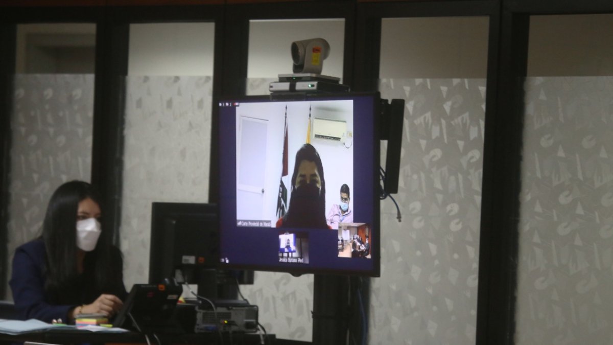 Diligencia. La exasambleísta Karina Arteaga se conectó al juzgamiento desde la Corte de Justicia de Manabí.