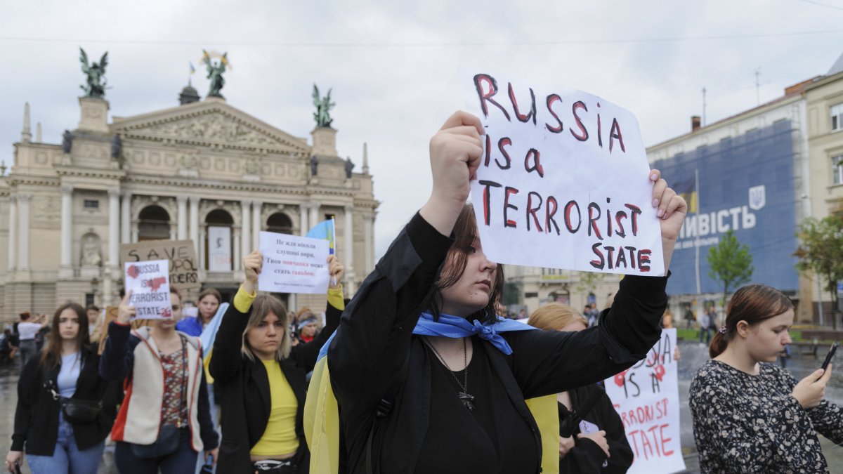 Pedido. Familiares de los defensores de Azovstal se manifiestan para salvar a los defensores de Azovstal que fueron capturados este domingo.
