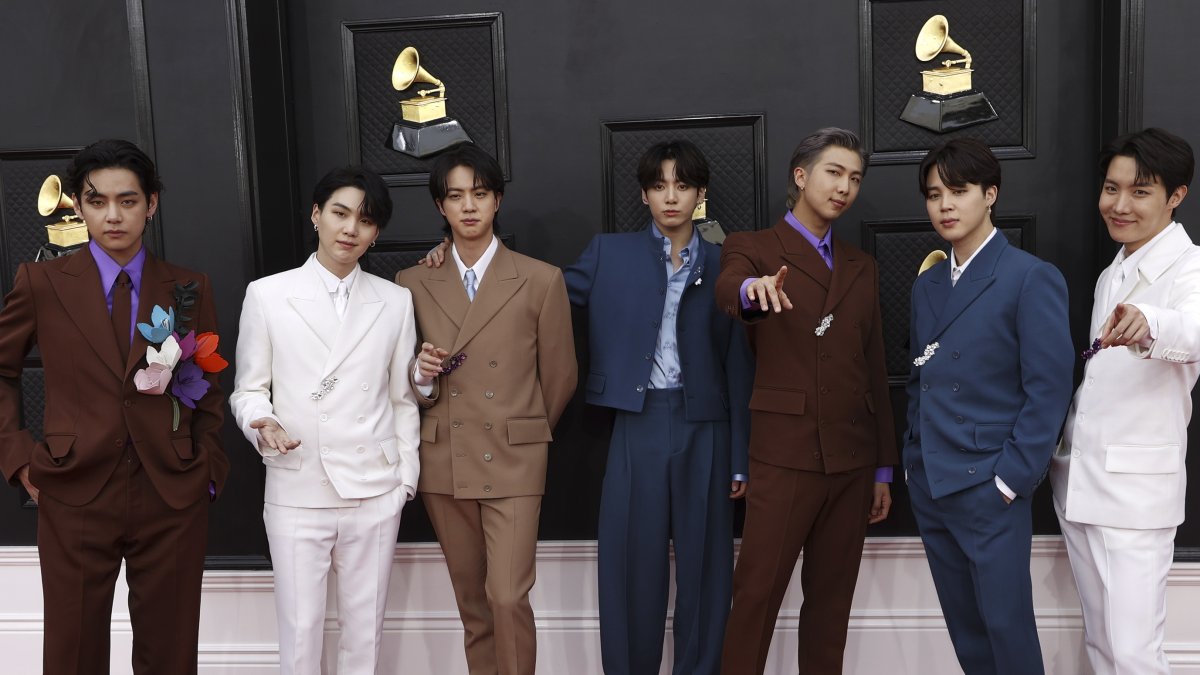Los miembros de la 'boyband' BTS en la alfombra roja de la entrega de los Grammys