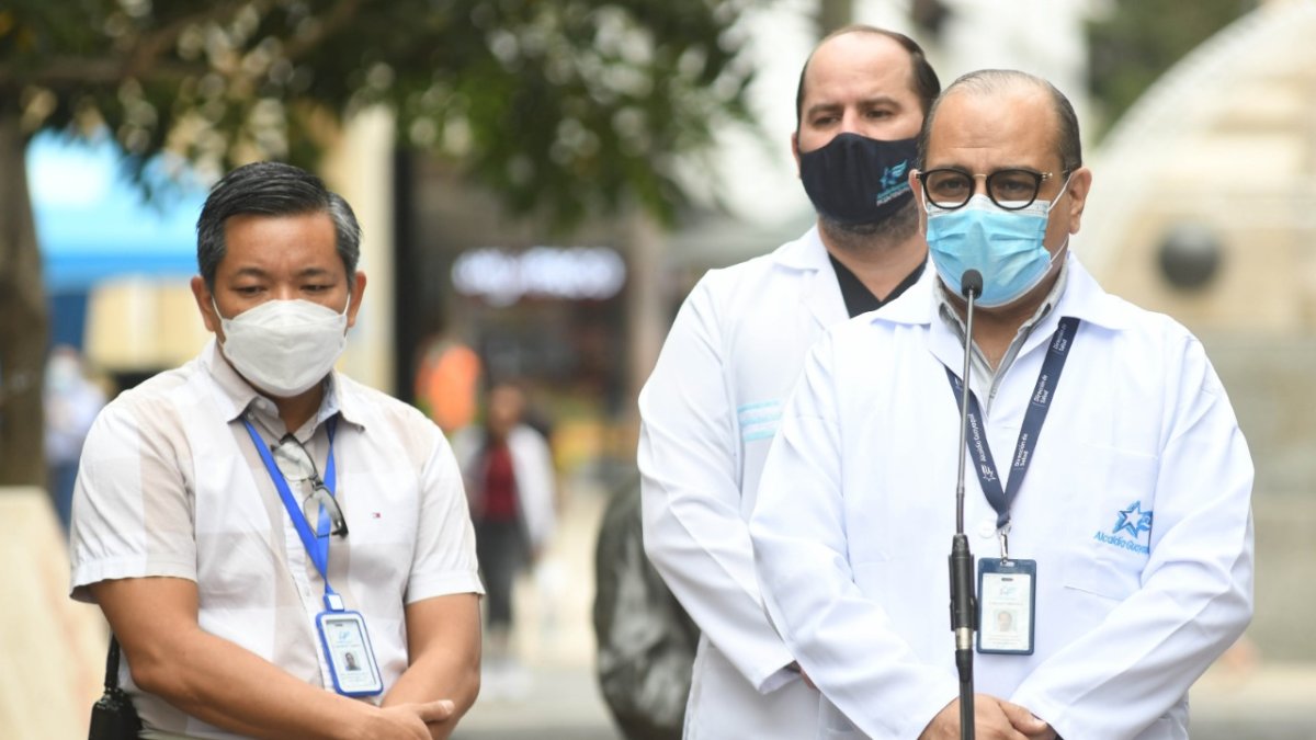 Los especialistas durante el informe médico, la mañana de este 2 de agosto.