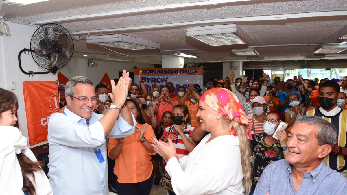 En la foto aparecen Jimmy Jairala y Carla Sala, fundador de ese movimiento y precandidato a la Alcaldía de Guayaquil, y precandidata a concejal del Distrito 1 de la urbe porteña, en ese mismo orden.