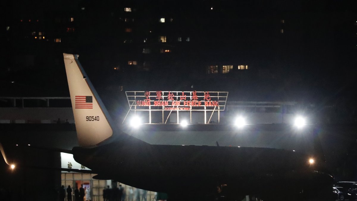 El vuelo SPAR19 del Boeing C-40C que transportaba a la delegación encabezada por la presidenta de la Cámara de Representantes de EE. UU., Nancy Pelosi, llega al aeropuerto de Songshan en Taipei