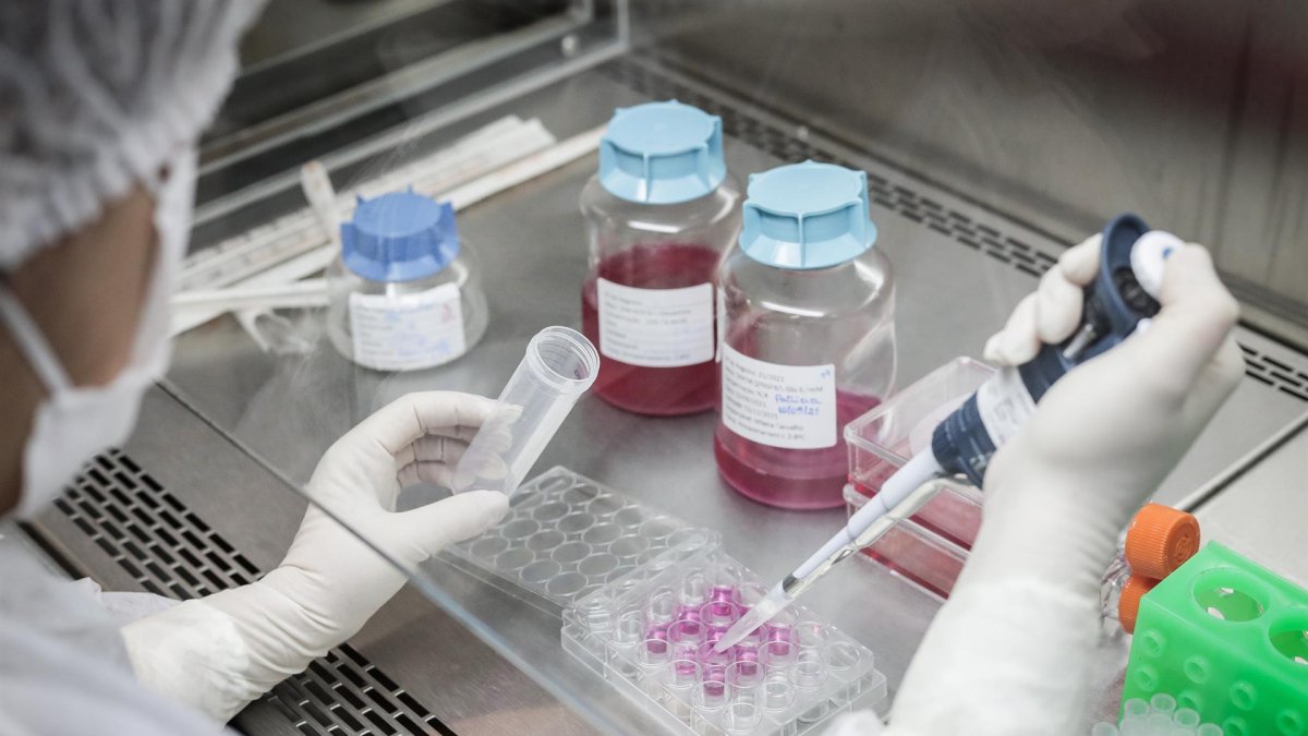 Un investigador trabajando en un laboratorio.