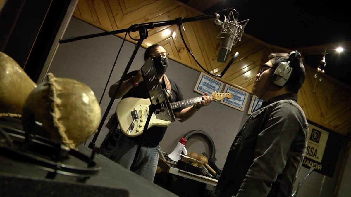 Mauricio Altamirano durante la grabación del tema.