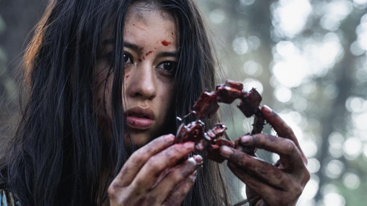 La actriz Amber Midthunder en su papel de Naru, en una escena de la película 'Prey'. 