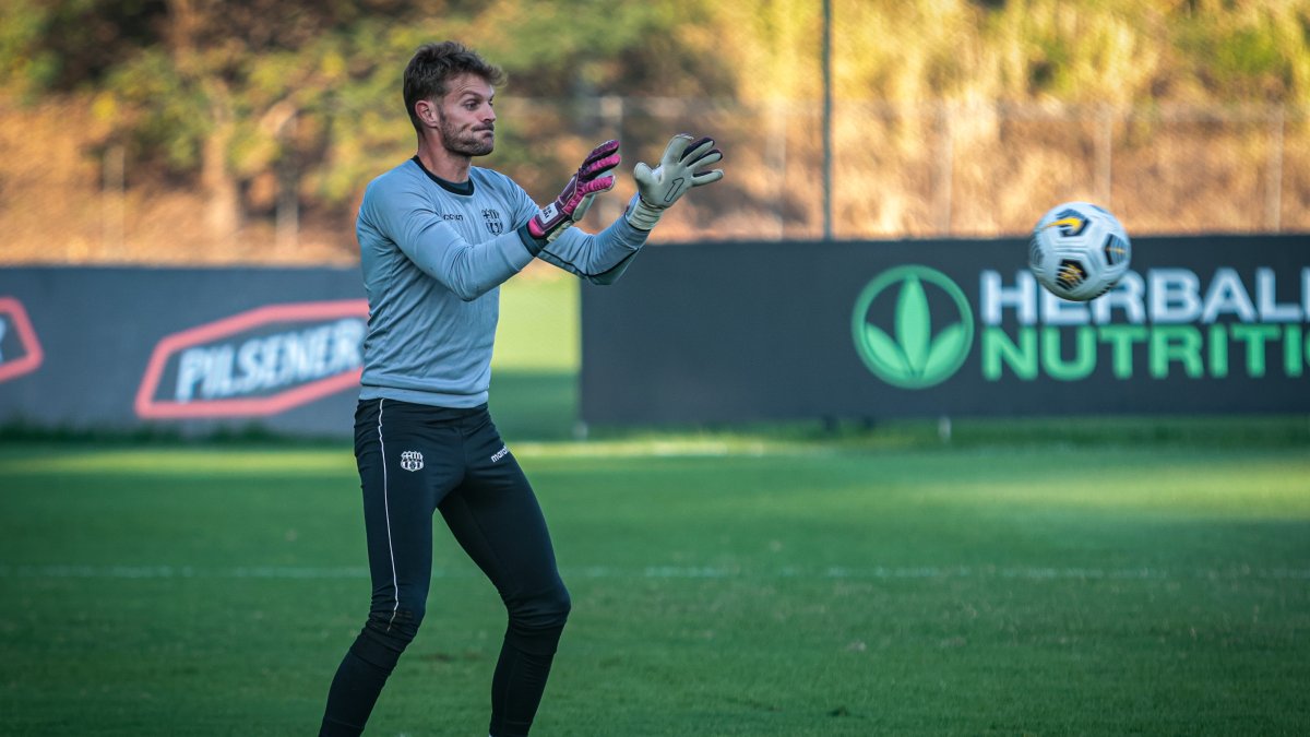 Javier Burrai, arquero de Barcelona, se alista para lo que será el duelo ante el Ponchito.