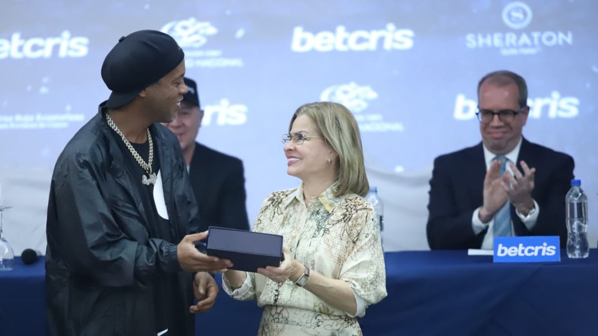 Ronaldinho Gaucho en su visita a la capital.