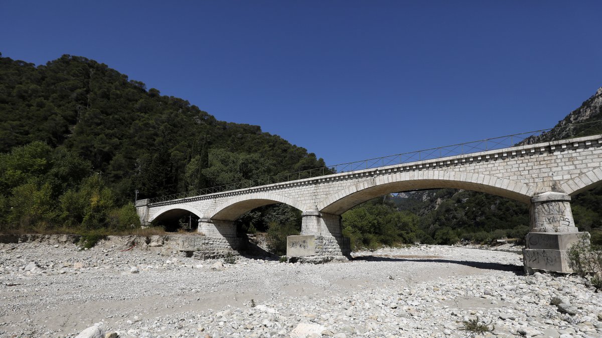 Fotografía de archivo de la vista de una parte seca del río L'Esteron en Le Broc, en el sur de Francia