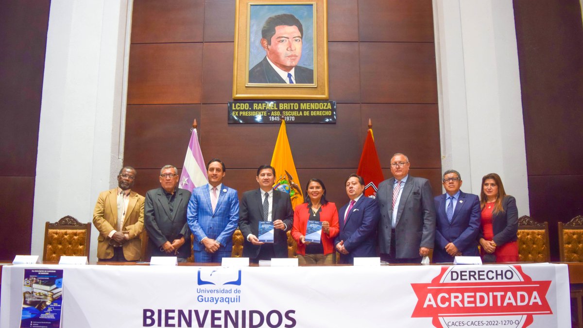 Las autoridades de la Universidad  de Guayaquil dan a conocer el logro alcanzado.