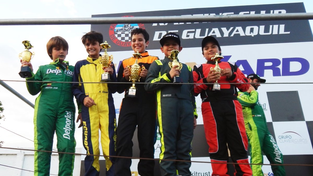 Nicolás Peribonio (c) junto al resto de competidores que subieron al podio de la categoría Mini en el inicio del Provincial de Karting, el sábado 30 de julio.