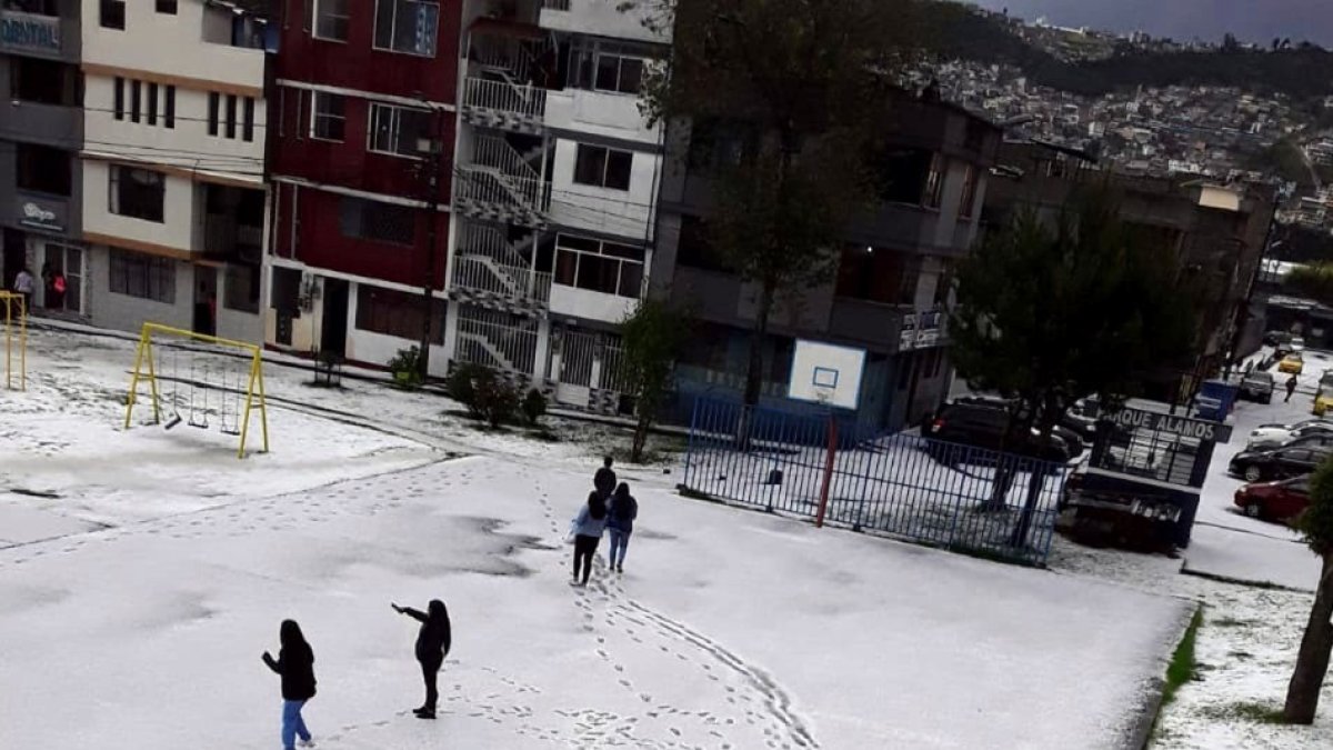 Capa. Casi de ocho centímetros fue el alto del granizo acumulado en veredas y calles de barrios del sur de Quito