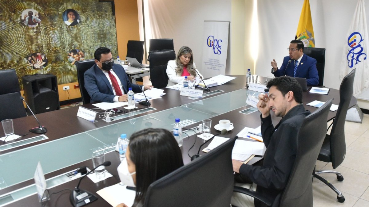 Trabajo. Los vocales del CPCCS deberán iniciar el proceso de selección del Superintendete de Bancos.