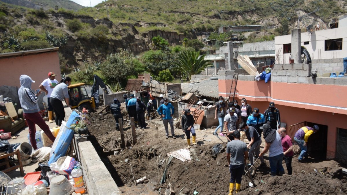 Minga. Varios vecinos se unieron para sacar en carretillas el lodo que ingresó a la planta baja de las viviendas