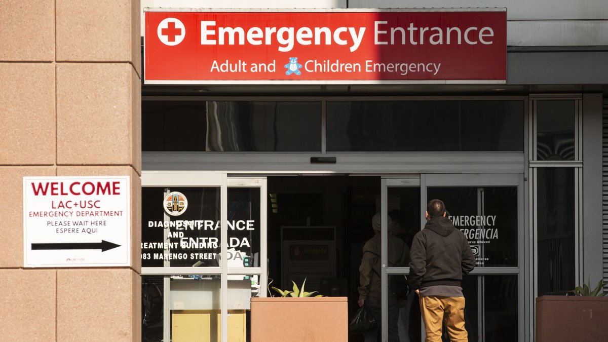 Vista de la entrada de emergencias de un hospital en Los Ángeles, California (EE.UU.), en una fotografía de archivo. EFE/