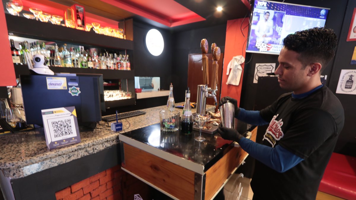 Locales de comida y bebidas que se preparan para recibir clientes en el mundial de futbol.