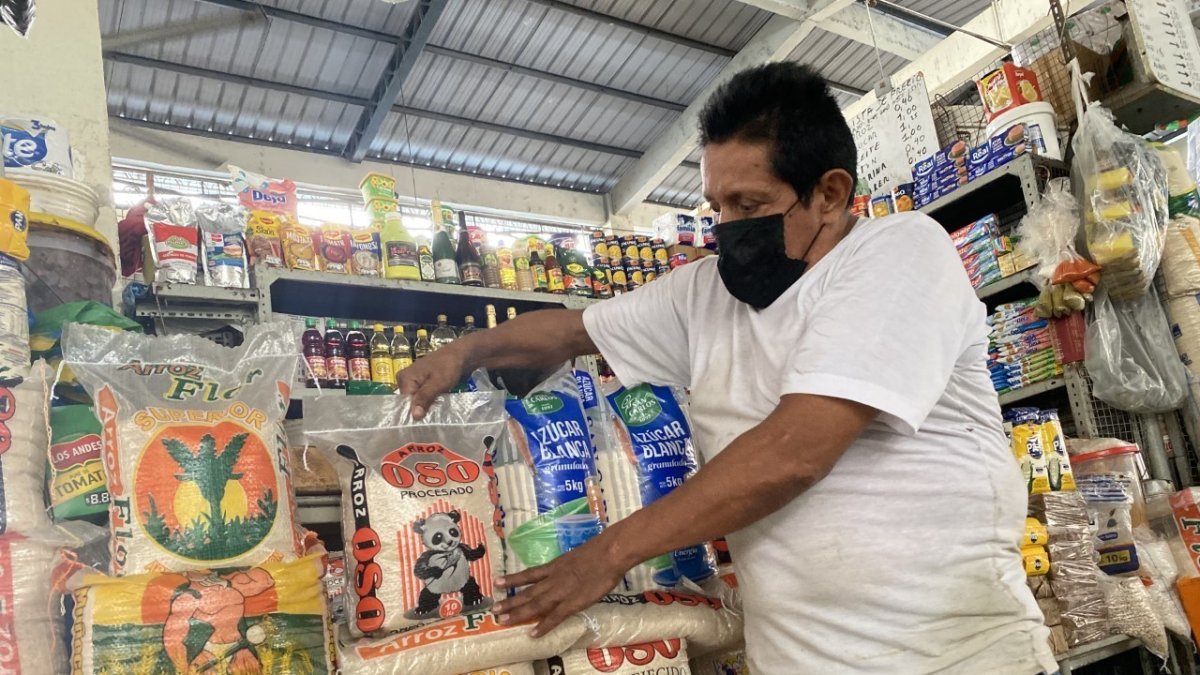 Mercado.- Una persona mira el precio del arroz.