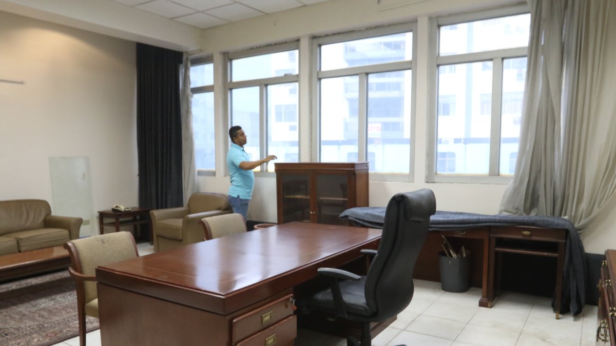 Ventanales. A las paredes de hormigón se suman los ventanales, también bilindados, en particular la oficina que ocupaba el cónsul, en la antigua sede de Guayaquil.