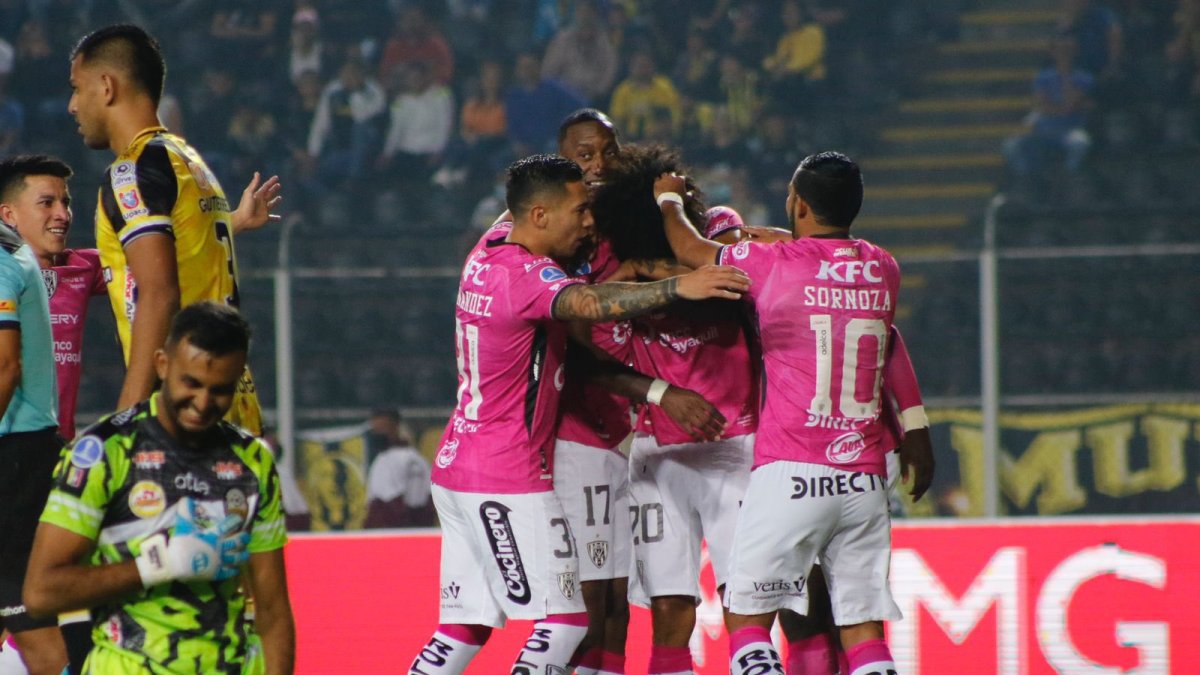 Los jugadores de Independiente del Valle felicitan a Marco Angulo tras marcar el gol del triunfo en la visita a Deportivo Táchira.