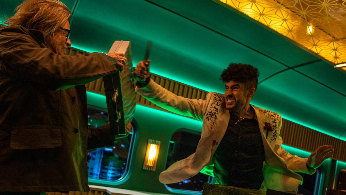 el actor Brad Pitt (i) como Ladybug y el cantante Bad Bunny como Wolf, durante una escena de la película Bullet Train.