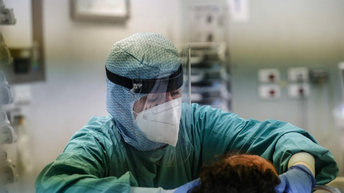 Referencia medico tratando a paciente