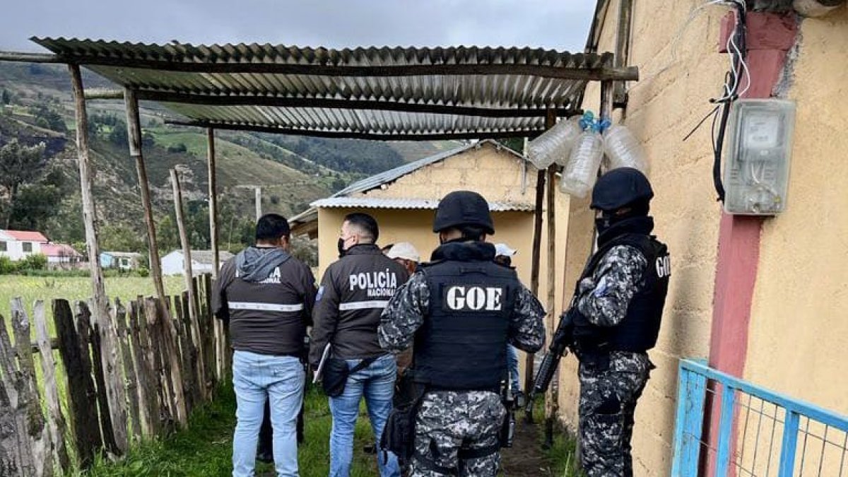 Acción: Miembros de la Fiscalía y la Policía participaron en el operativo de rescate.