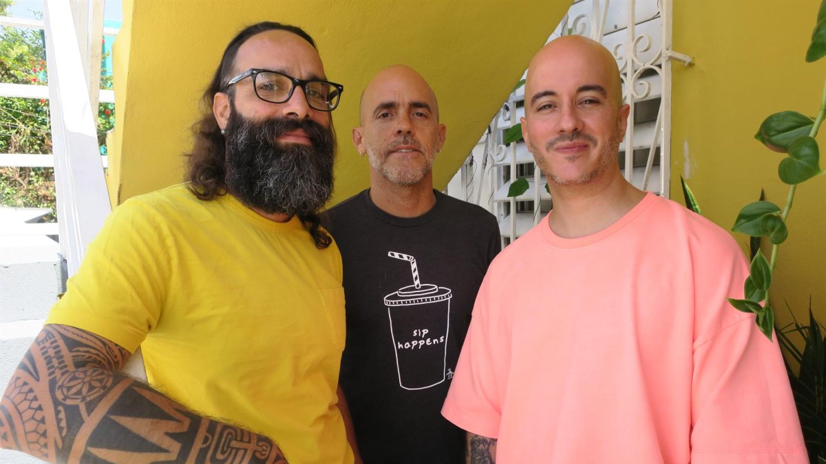 La banda puertorriqueña de reggae Cultura Profética, Willy Rodríguez (d), Omar Silva (i) y Eliut González, durante una entrevista con Efe, hoy, en San Juan (Puerto Rico).