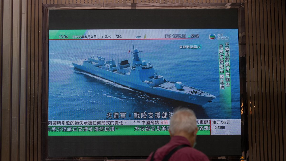 Personas en Hong Kong observan en televisión el despliegue naval de China como reacción a la visita de Nancy Pelosi a Taiwán, el 2 de agosto de 2022.