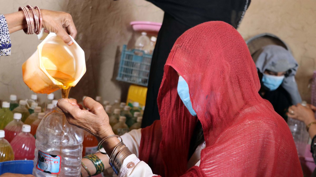 Afganas como Saqi Popalzai han iniciado sus negocios para sacar adelante a su familia.