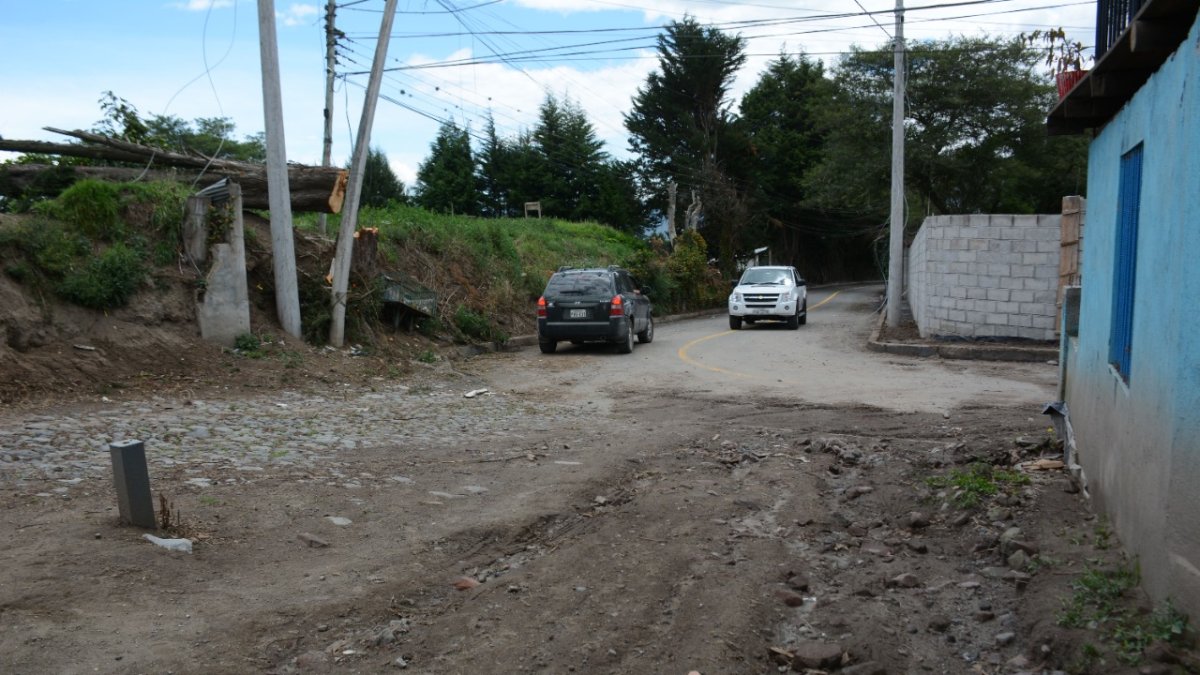 A medias. Una de las vías que fue asfaltada en el período del presidente de la Junta Parroquial de Guayllabamba es la que pasa por el frente de su casa.