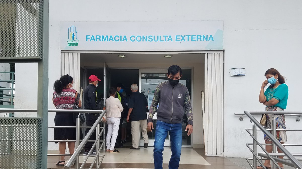 Óscar Peñafiel acudió el miércoles 3 de agosto a uno de los hospitales del IESS para preguntar por las medicinas que requiere para su enfermedad, pero otra vez no había.