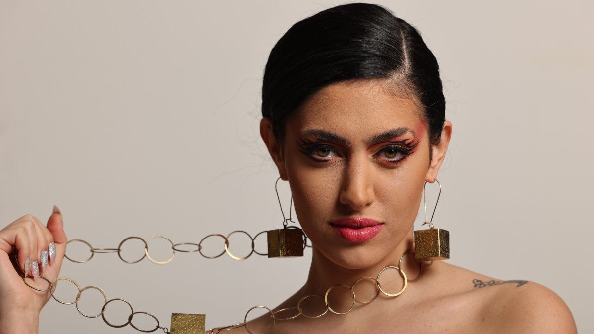 Modelo luce collar y aretes geométricos.