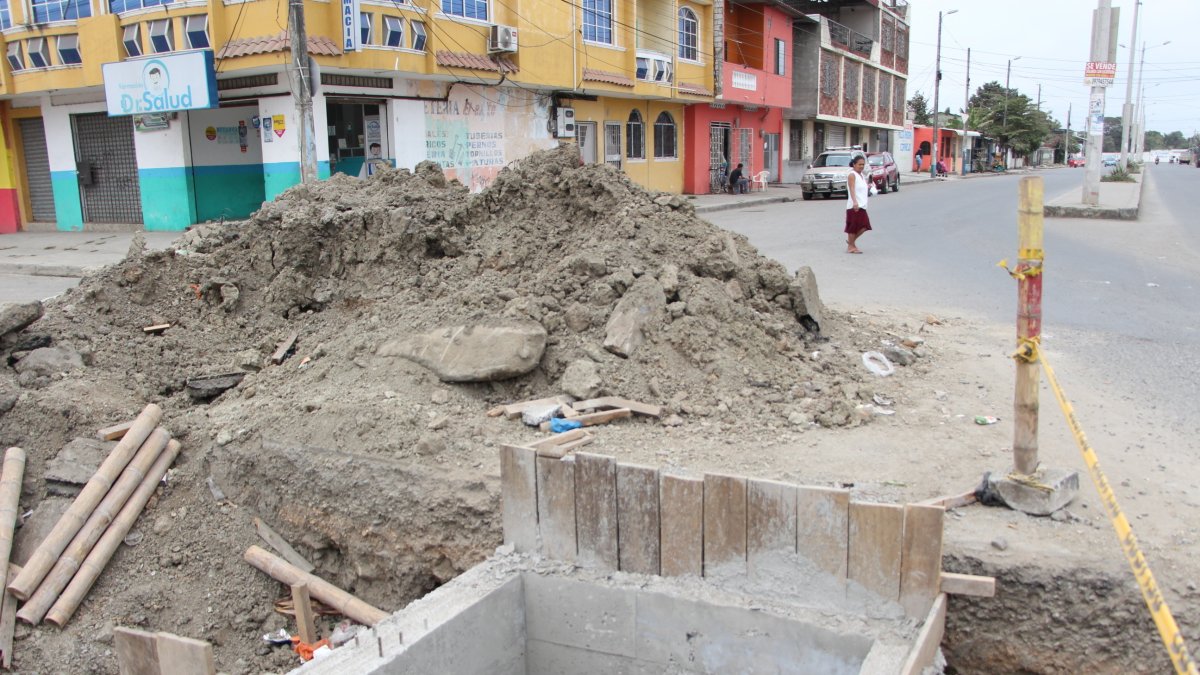 Una de las obras que quedaron inconclusas desde hace meses, en una de las avenidas del sector.