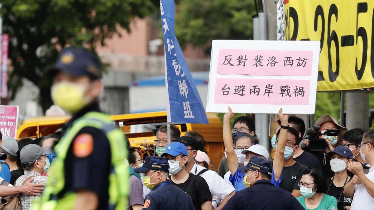 Un manifestante muestra una pancarta que dice 'Oponerse a la visita de Pelosi para evitar la guerra del Estrecho de Taiwán' durante la visita de la presidenta de la Cámara de Representantes de Estados Unidos, Nancy Pelosi,