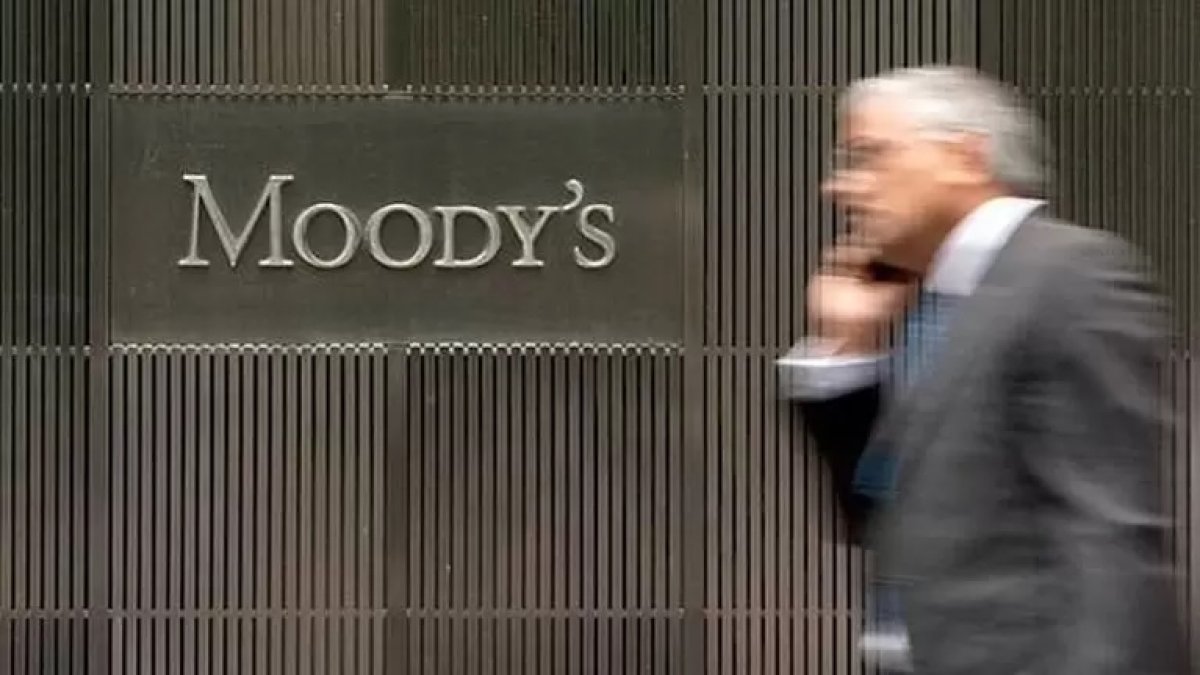 La calificadora de riesgos señaló que Ecuador se ha comprometido a pagar su deuda con la petrolera.