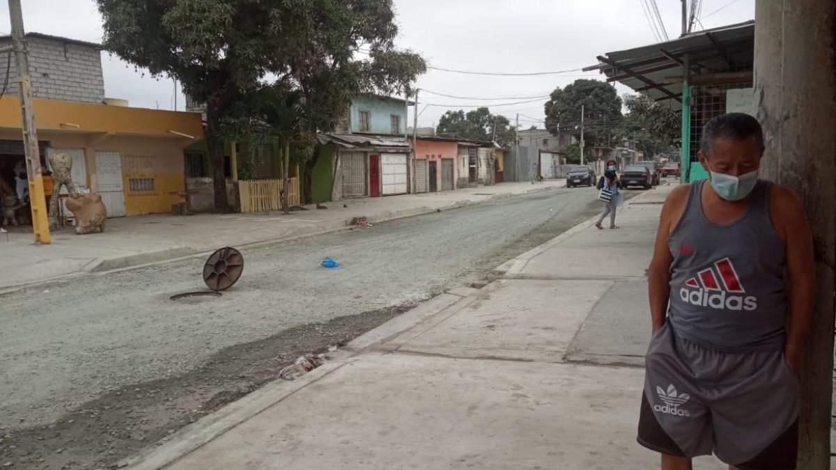 Cuatro criminales en dos motocicletas atentaron en contra de un grupo de personas que jugada naipes en un parterre.ALEX LIMA
