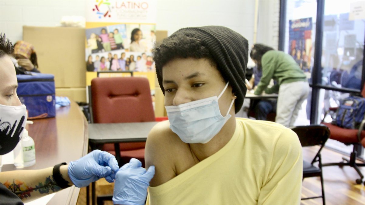 Un niño al ser vacunado contra la covid-19. Arcihivo